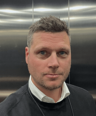 A self portrait of Jonas Wahlberg, Senior Manager of HR Technology & Process at Outokumpu, in an elevator.